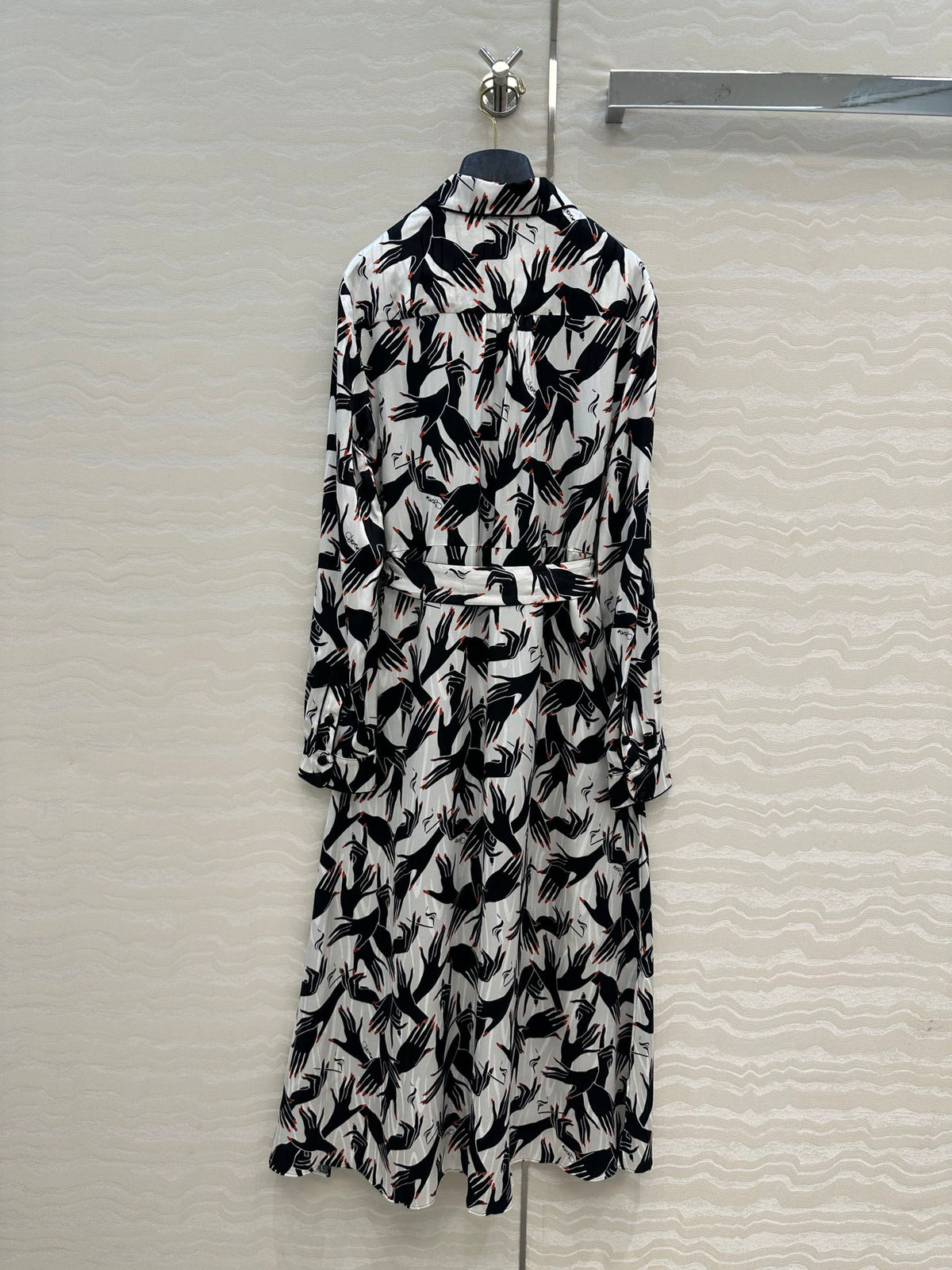 DVF WHITE AND BLACK PRINTED SILK SHIRT DRESS