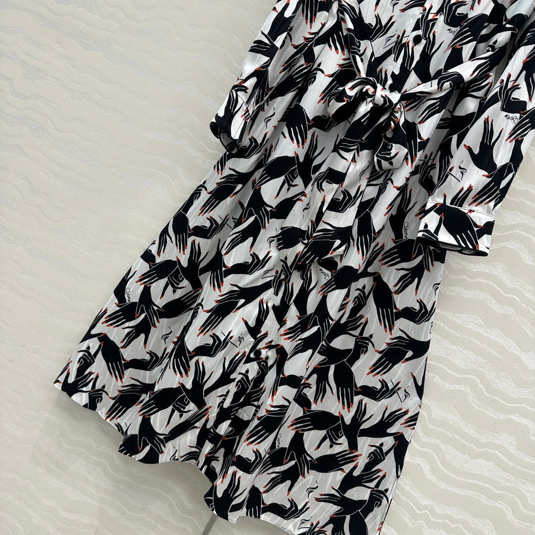 DVF WHITE AND BLACK PRINTED SILK SHIRT DRESS