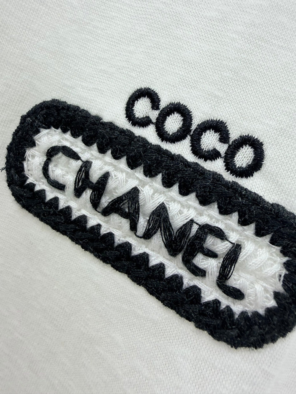 CHANEL 26S LONG-SLEEVE CREW NECK T-SHIRT 776