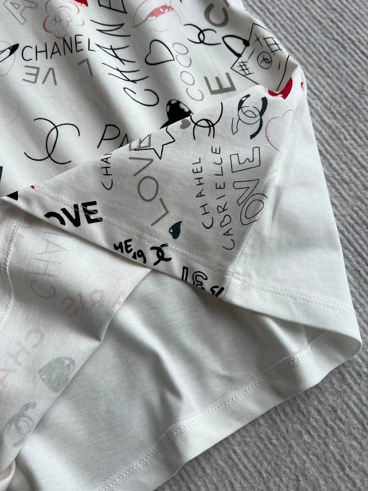 CHANEL OFF-WHITE LOGO PRINT T-SHIRT